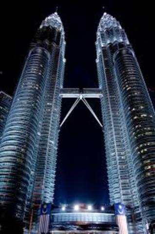 TORRES PETRONAS