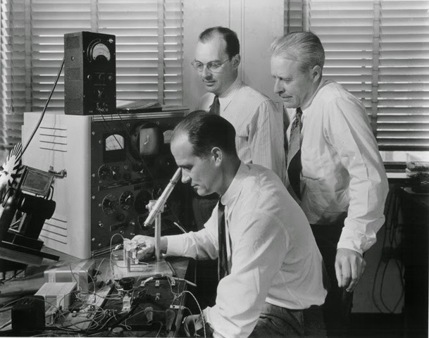 Se inventa el transistor un dispositivo solido