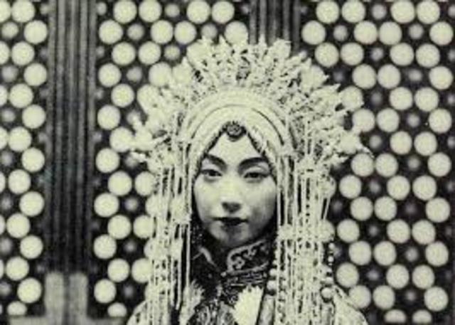 第一次拍摄无声电影《春香闹学》。