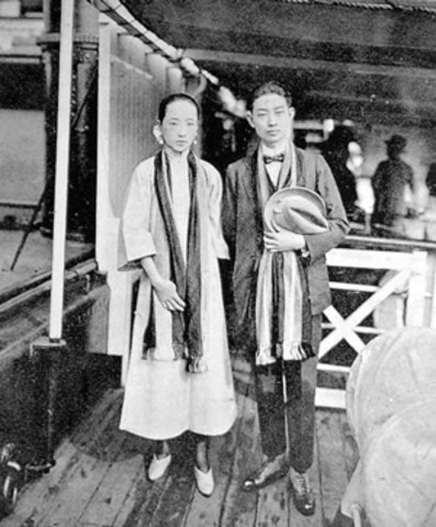 梅兰芳与王明华结婚。开始养鸽子的业余爱好。