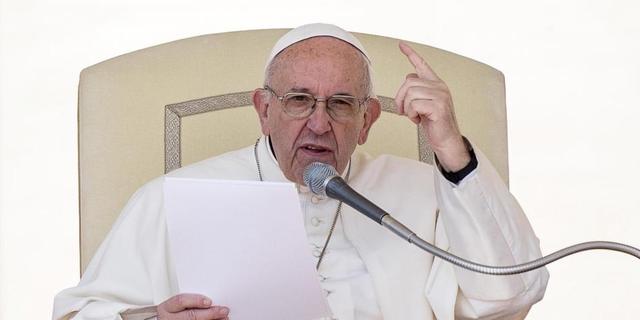 Papa condena 'maldad' de noticias falsas y su uso para fines políticos