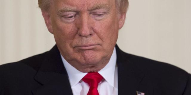 Así le llegan a Donald Trump las noticias falsas hasta su escritorio