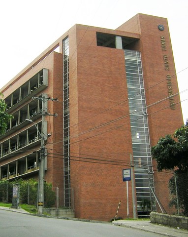 Se constituyó la sede de Medellín con los programas de arquitectura e ingeniería en telecomunicaciones.