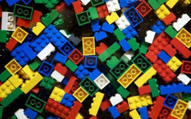 Hodgins propone la metáfora del LEGO