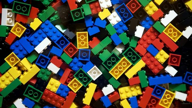 2000 (Hodgins) Propone la famosa metáfora del LEGO. En ella hace una similitud entre los OA y los famosos juguetes daneses reconocidos principalmente por sus bloques de plástico interconectables.