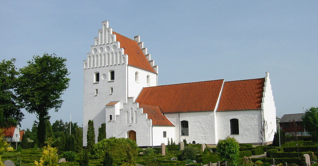 De første kirker bygges i Hedeby og Ribe
