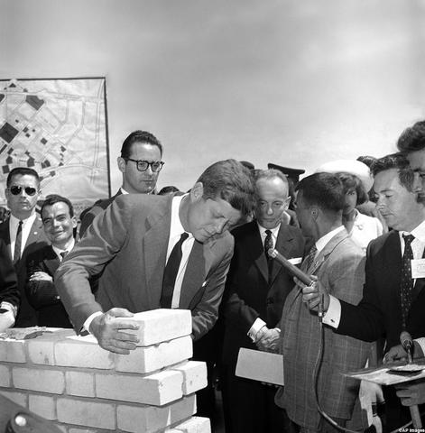 Kennedy pone el primer ladrillo