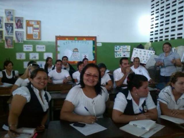 ingresa a la escuela la Lcda Analy Guzmán