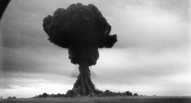 Primera explosión nuclear experimental