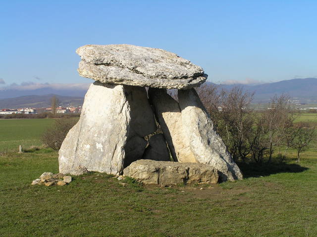 MONUMENTOS MEGALÍTICOS