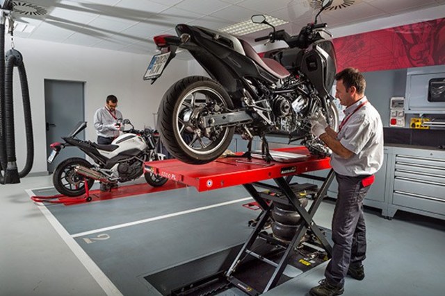 BMW obtiene el permiso para reparar vehículos militares norteamericanos y para la fabricación de motocicletas, a la vez se desmantelan las plantas de Múnich y Allach.