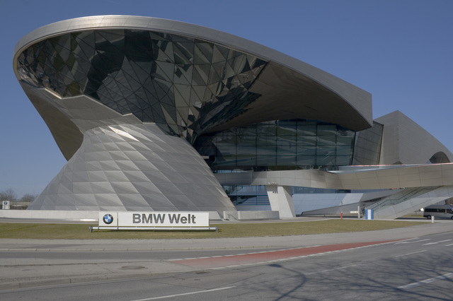 Se inaugura la planta CKD en Chennai, India. La división de motocicletas de BMW adquiere Husqvarna motocicletas. Se inaugura el BMW Welt.