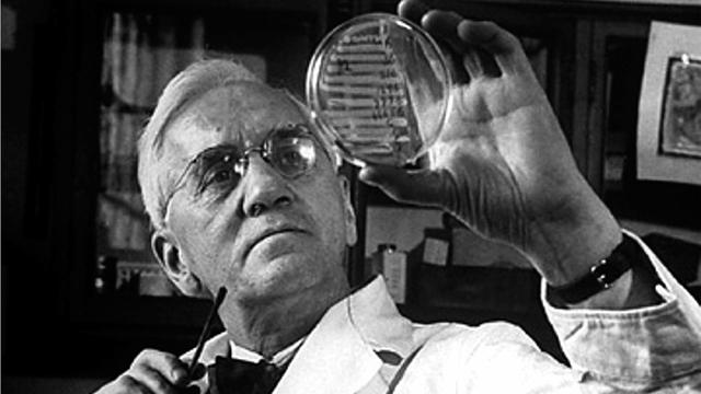 Alexander Fleming descubre la penisilina como antibiotico