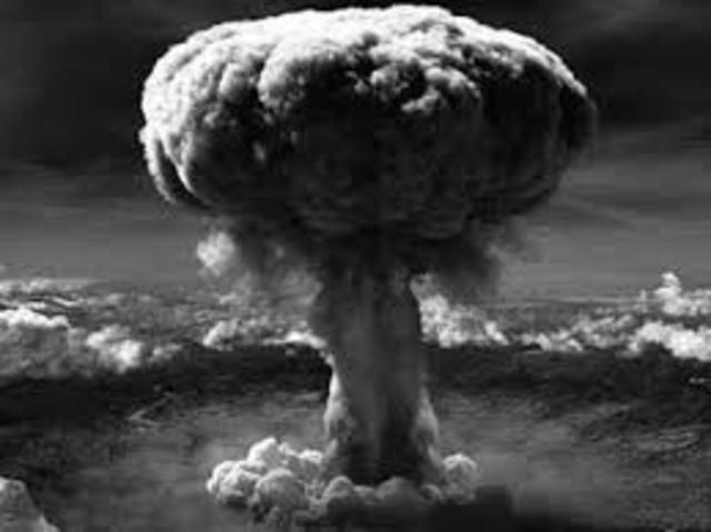Los bombardeos de EUA en Hiroshima y Nagasaki arrojan bombas nucleares