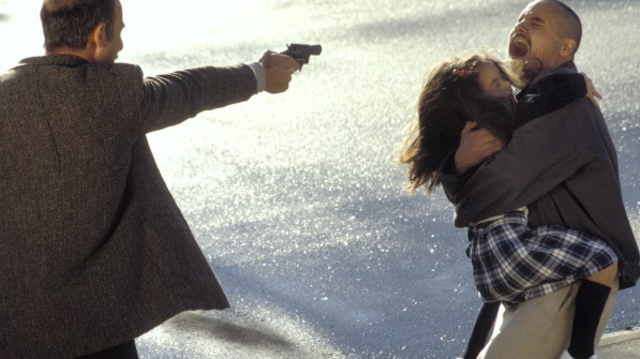 Farhad Danielen etxera joaten da eta tiro egiten dio.