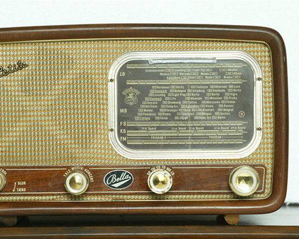 Guglielmo Marconi bygger den første radio og begyndelsen på en verden med trådløs kommunikation begynder.