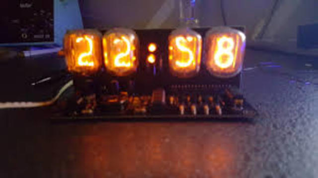 Lee Deforest opfinder elektronrøret.