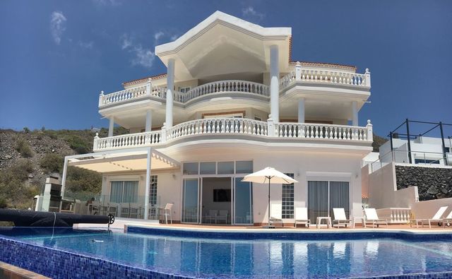 Kapitel 1: Dino wohne in der Villa.