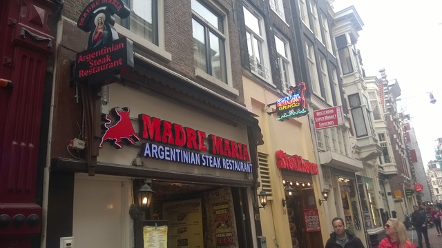 Comeindo en el restauran cerca del hotel