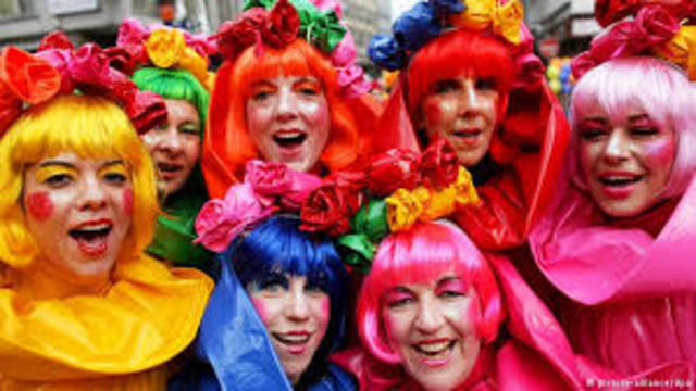 "Heute ist weiberfastnacht," erklarte Pedro. "Es ist tradition, dass die Frauen den Mannern die Krawatten abschneiden, als symbol der Mahct.