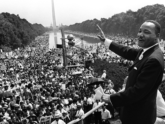 El gran orador Martin Luther King al frente de la marcha por los Derechos civiles