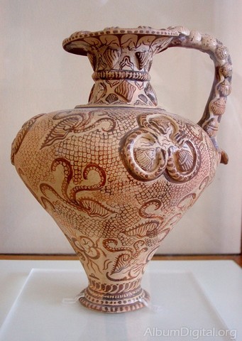 Primera cerámica de varios colores en la civilización Minoica