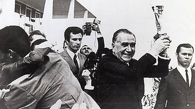 Médici segurando a taça da copa de 70