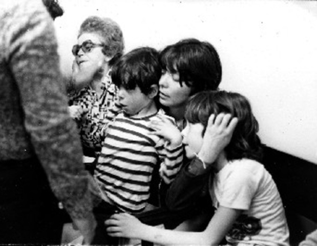 Clarice, esposa de Herzog, e os dois filhos