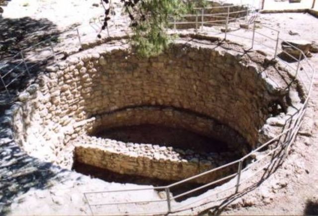 Aparecen tumbas colectivas circulares construidas con basamento de piedra