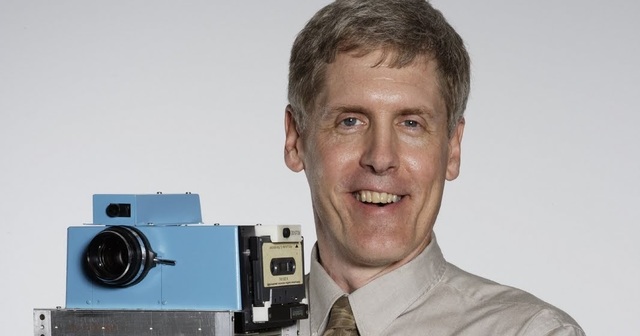 El inventor de la cámara de fotografía digital.