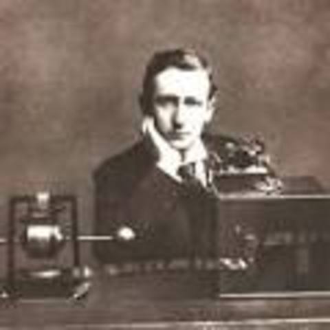 Primera comunicación por radio.