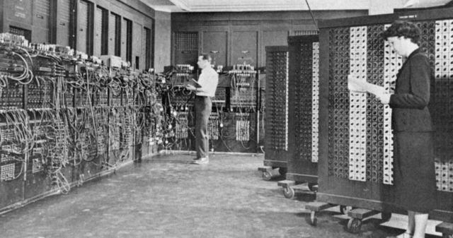 John W. Mauchly y J. Prester Eckert en la Universidad de Pennsylvania, Estados Unidos