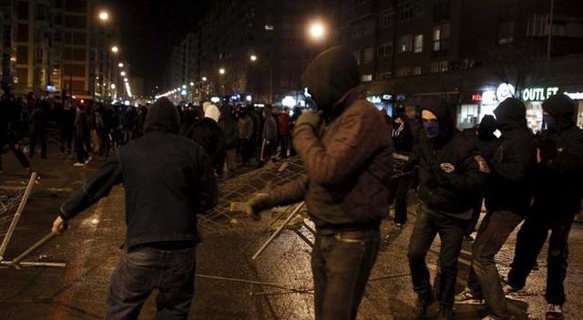 Vecinos impiden entrada maquinaria+Carga policial