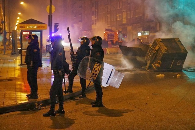 Unidad Antidisturbios+Anuncio paralización de obras