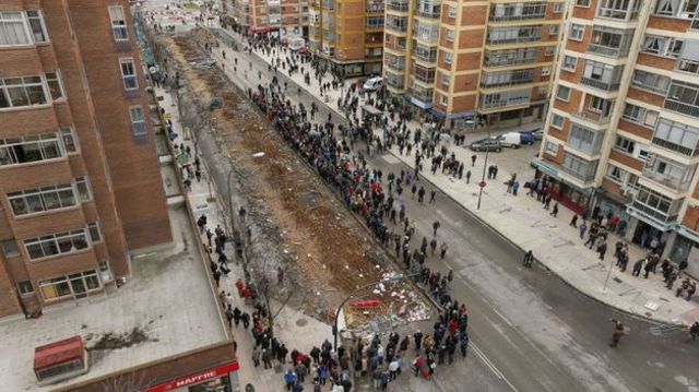 Marcha vecinal con tumbamiento de vallas