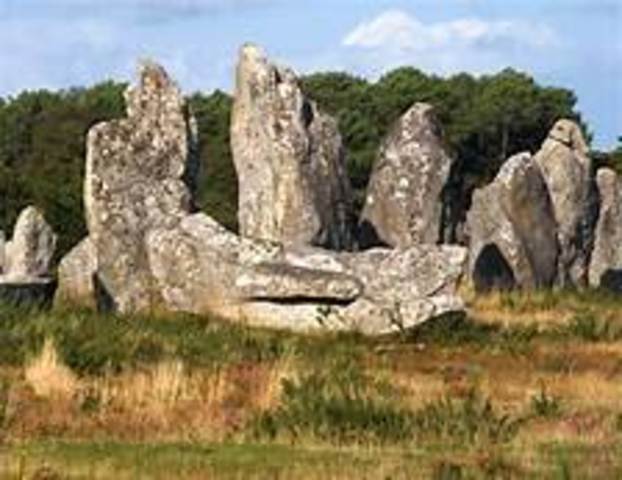 La aparicion del metales y los tan extraños monumentos.