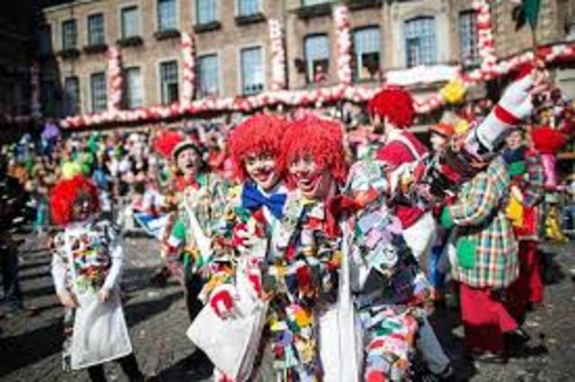 Kapitel 9: Es war Rosenmontag. Es regnete Bonbons, Kaugummis und Lutscher. Musikanten marschierten, spielten Flote und schulgen auf Trommeln.