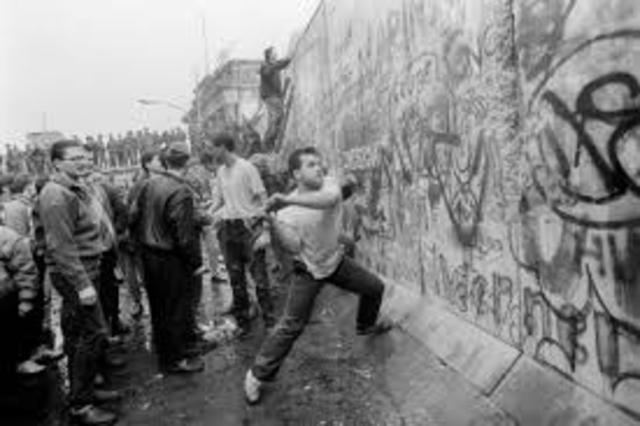 el muro de berlín es destruido