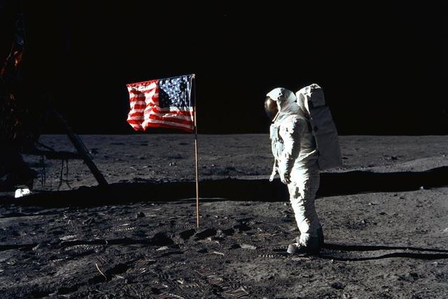 el primer hombre en pisar la luna por primera vez