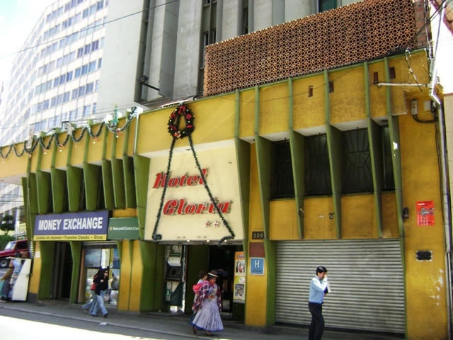 Voy al habitacion para confirmar una reservación para un almuerzo con mi amigo