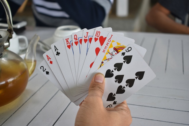 Dia seis: Vamos a jugar a las cartas en la playa.