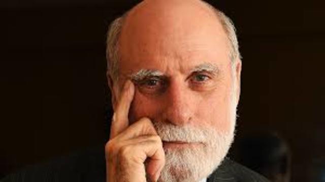 O termo Internet é utilizado pela primeira vez por Vinton Cerf