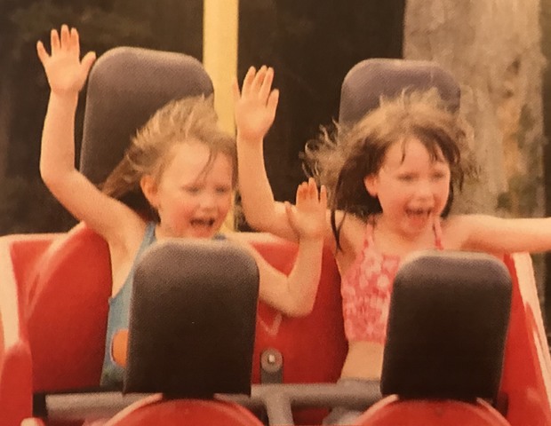 Je suis faire du roller coaster avec mon soeur.