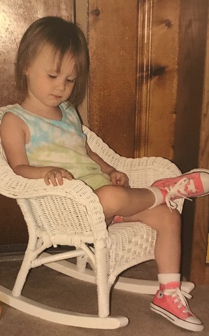 Je suis asse sur une chaise.