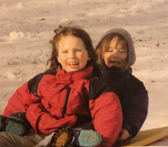 Moi et ma soeur est allais sledding.