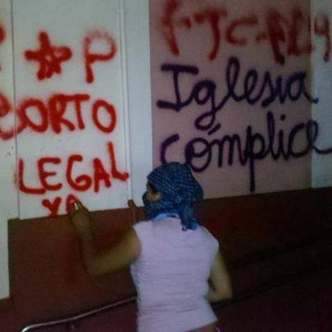 Polémica por las pintadas en la Catedral de Posadas el Día de la Mujer