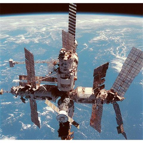 Los soviéticos lanzaron la primera estación orbital permanente, "La Mir".