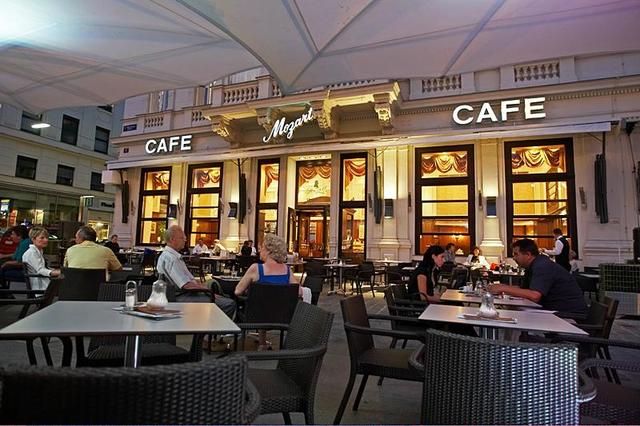 Vamos a la plaza a comer en el restaurante