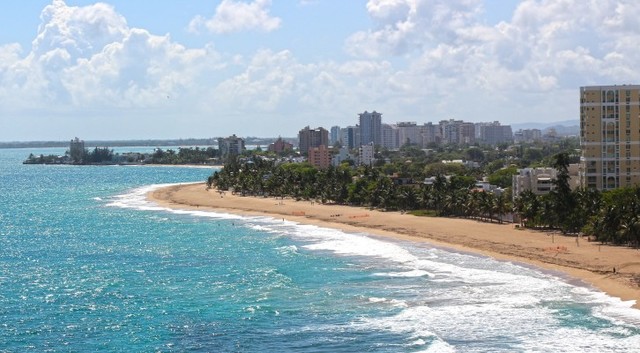 Vamos a confirmar una reservacion para un barco en el oceano