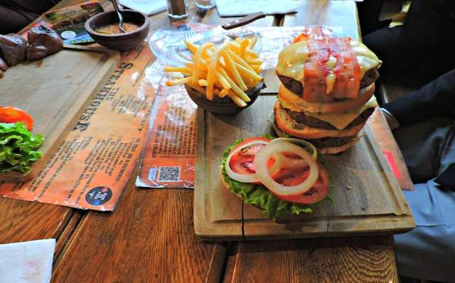 ahora voy a ver a mi amigo  en el ona  restaurante cual nuestro reservación es la 11:00